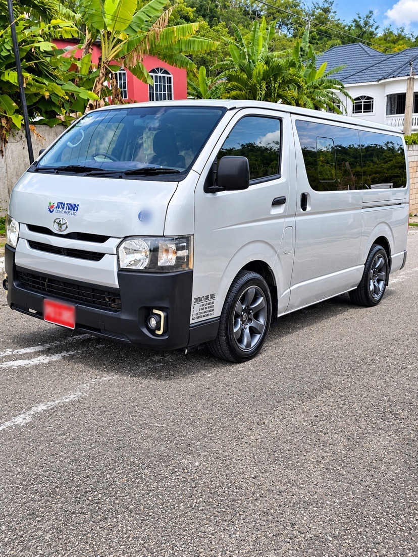 2016 Toyota Hiace photo 1