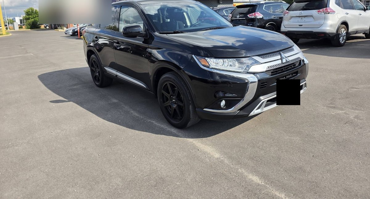 2020 Mitsubishi Outlander photo 1