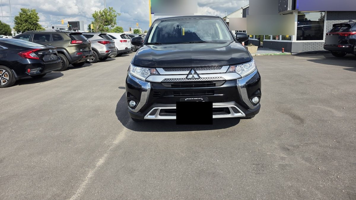 2020 Mitsubishi Outlander photo 2